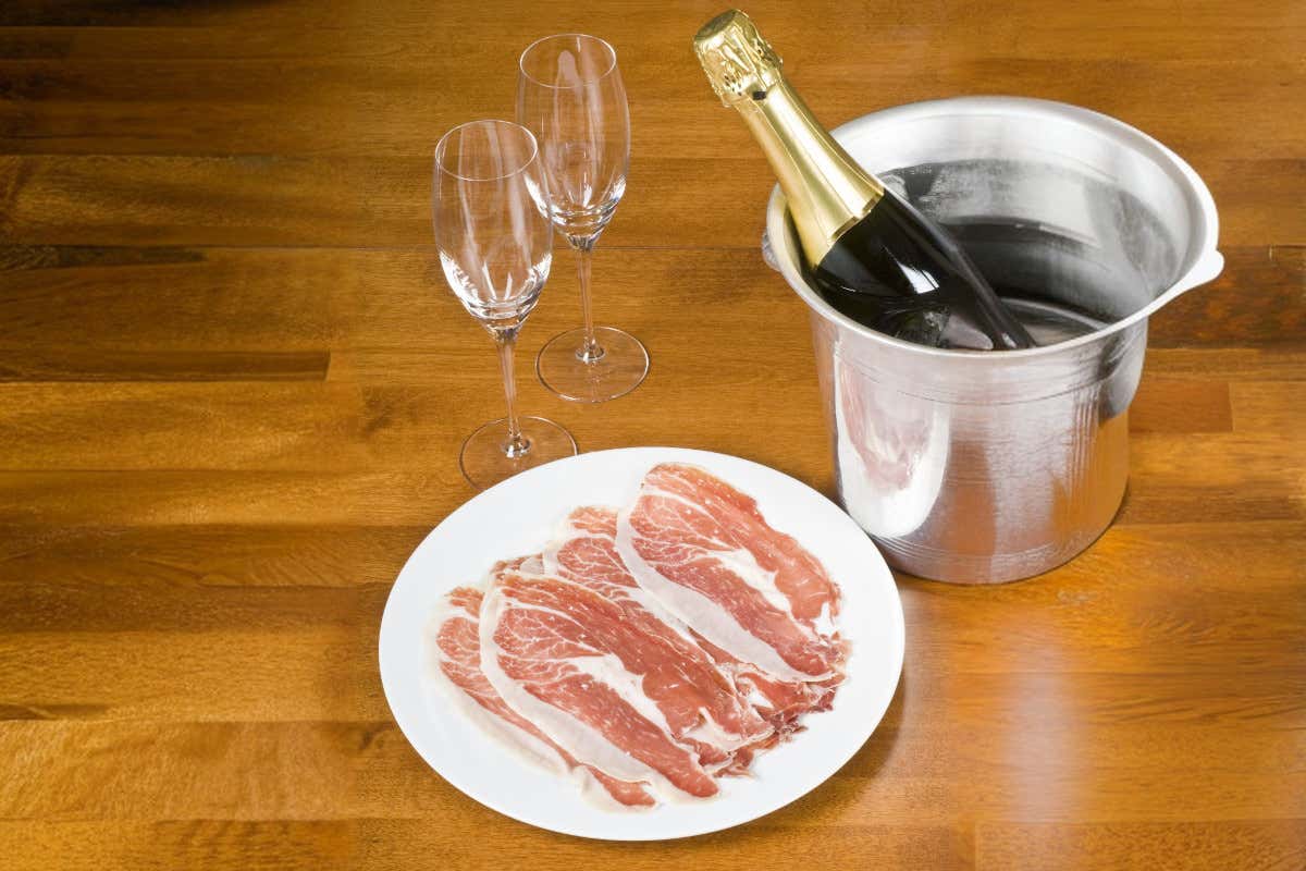 Bollicine e sapori di bottega: come nasce il matrimonio tra Champagne e salumi italiani Bollicine e sapori di bottega: come nasce il matrimonio tra Champagne e salumi italiani