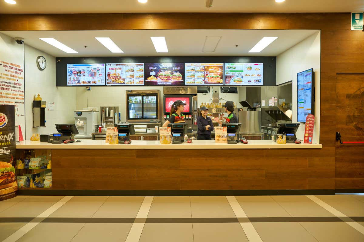 Burger King, l’IA nelle cuffie controlla il tono dei dipendenti: in Italia sarebbe legale? Burger King, l’IA nelle cuffie controlla il tono dei dipendenti: in Italia sarebbe legale?