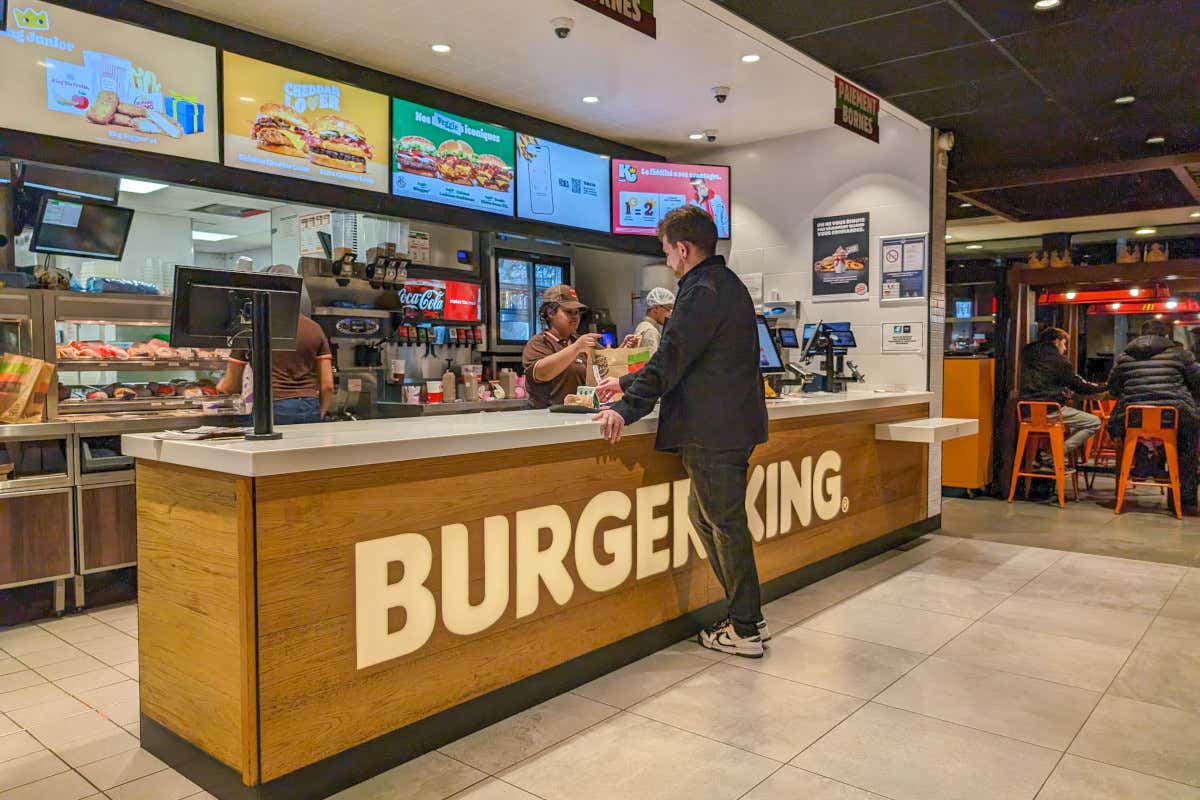 Burger King, l’IA nelle cuffie controlla il tono dei dipendenti: in Italia sarebbe legale? Burger King, l’IA nelle cuffie controlla il tono dei dipendenti: in Italia sarebbe legale?
