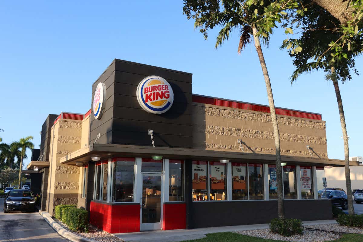 Burger King, l’IA nelle cuffie controlla il tono dei dipendenti: in Italia sarebbe legale? Burger King, l’IA nelle cuffie controlla il tono dei dipendenti: in Italia sarebbe legale?