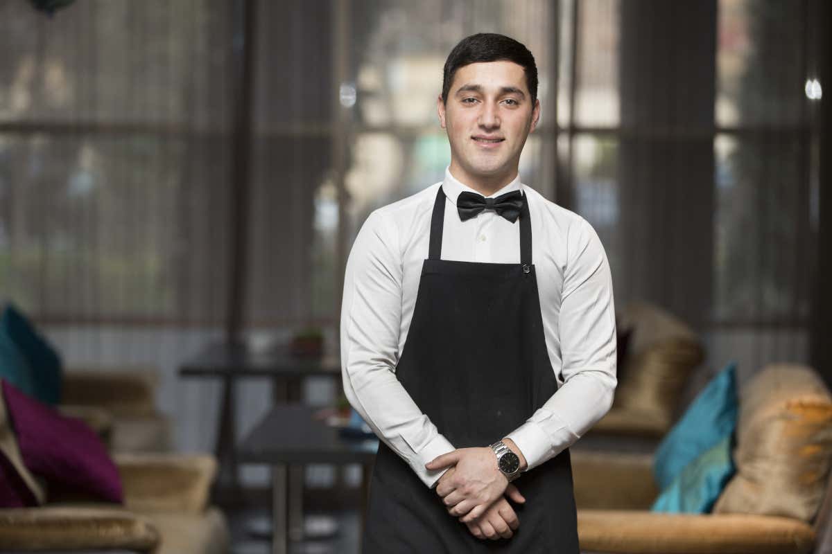 Camerieri, attenti alla postura: il corpo parla e il cliente giudica