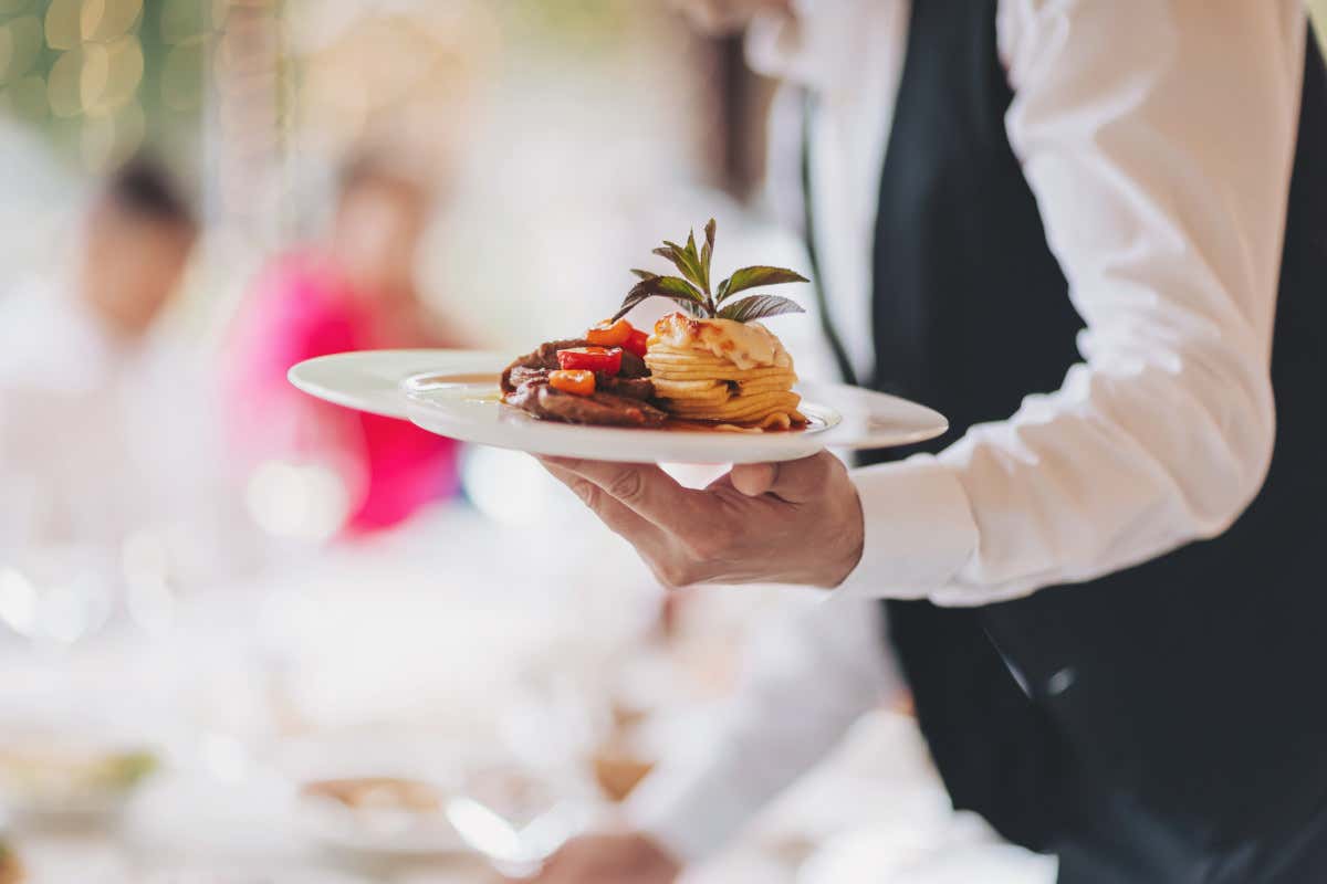 “Troppo caro?” Dietro quel piatto al ristorante ci sono stipendi, luce e dignità