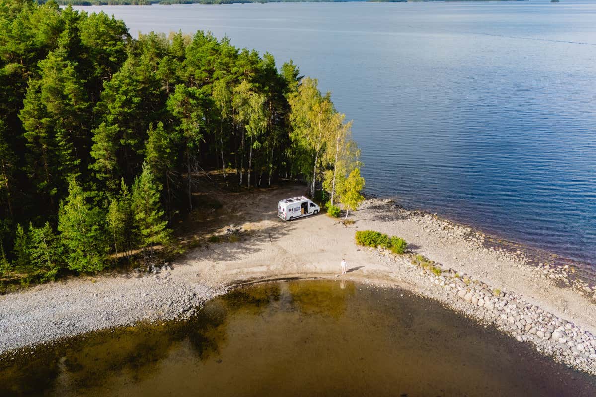 Turismo open air, il 2026 parte dai laghi: il Nord guida le prenotazioni