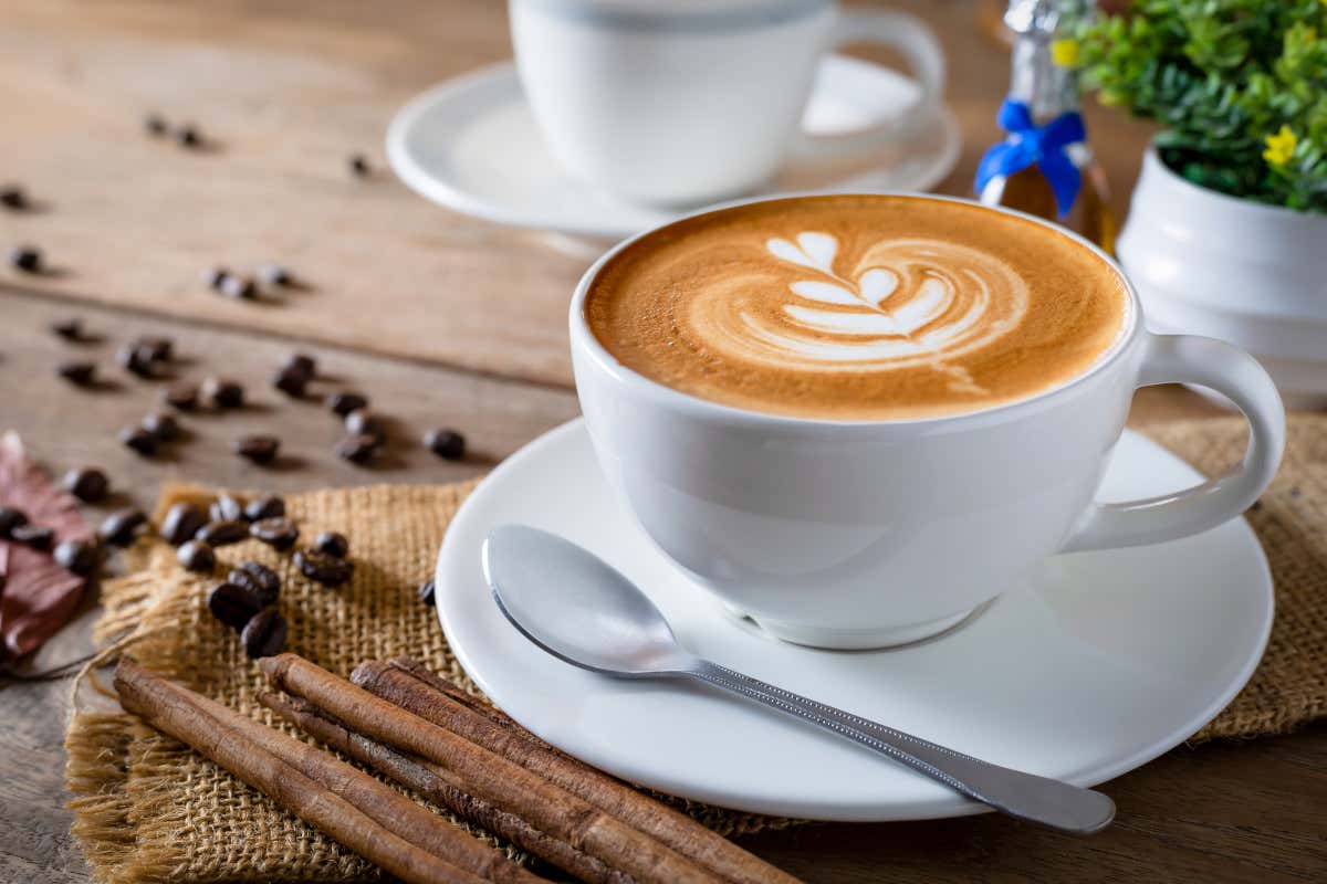 Il cappuccino fa bene? Benefici e controindicazioni: cosa c’è da sapere