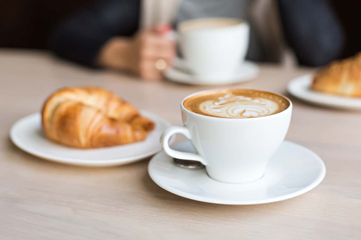 Addio regole: sono sempre di più gli italiani che bevono cappuccino anche dopo pranzo Addio regole: sono sempre di più gli italiani che bevono cappuccino anche dopo pranzo