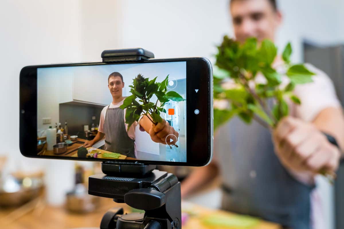 Lo chef non può più limitarsi a cucinare e basta, ma deve affiancarvi anche altre attività