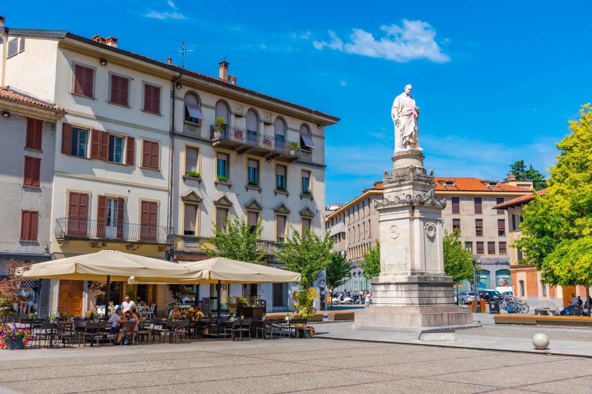 Como, il sindaco sceglie fioriere e tovaglie per i dehors di bar e ristoranti
