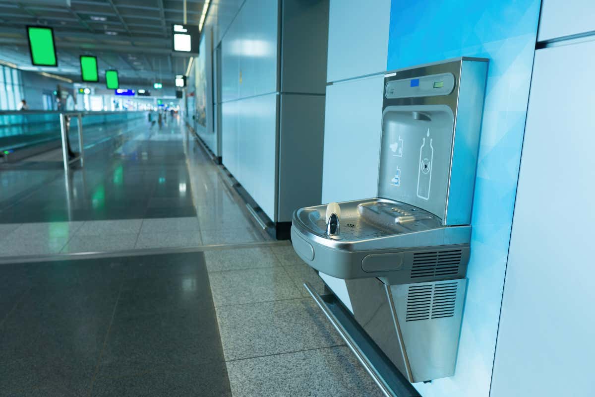 Refill acqua gratuito: il nuovo servizio negli aeroporti italiani acqua