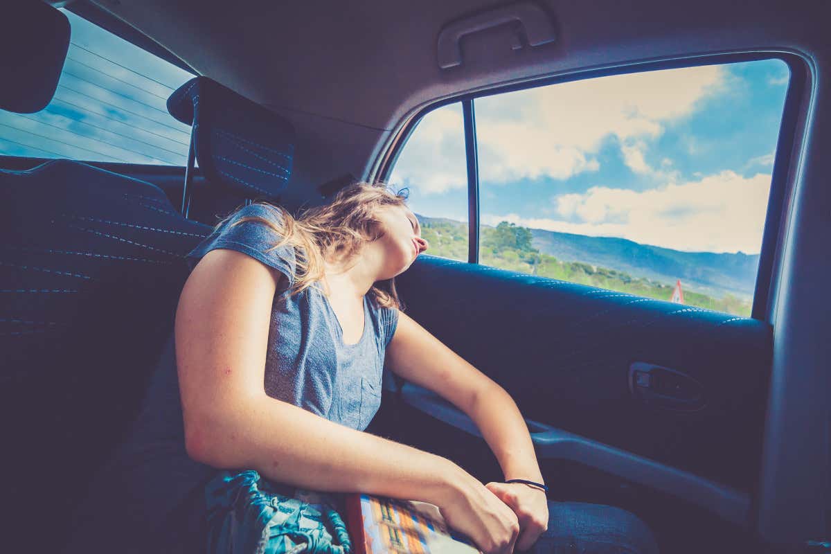 Dormire male in viaggio può incidere sul cervello: ecco le posizioni da evitare Dormire male in viaggio può incidere sul cervello: ecco le posizioni da evitare