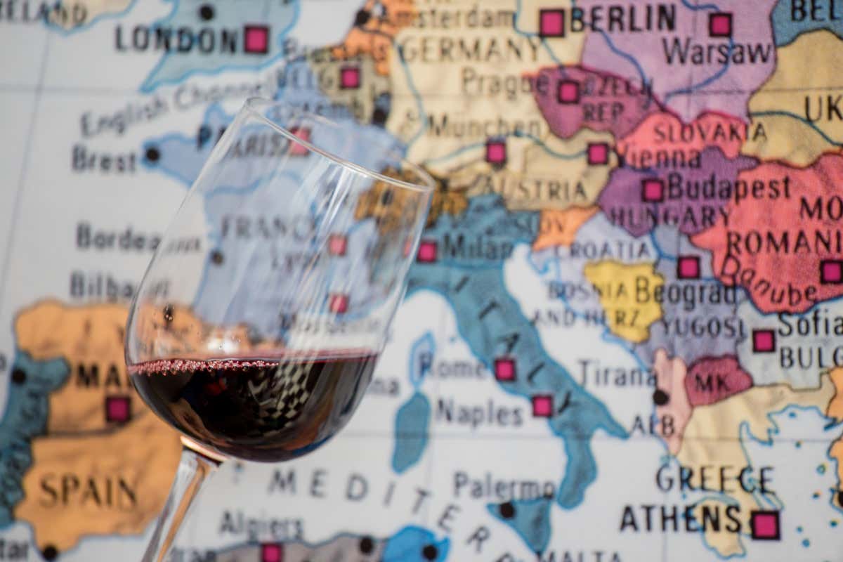Vino, il calo è irreversibile? La mappa Ue che riscrive dove (e come) vendere