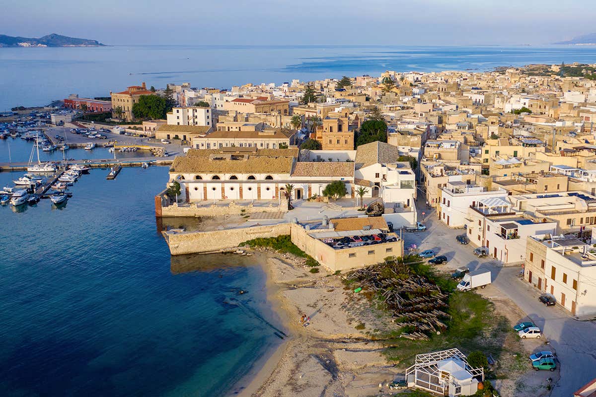 Tra le piazze e le strade animate del borgo di Favignana, dove la vita scorre lentamente, scandita dai ritmi del mare e da una storia legata alla pesca