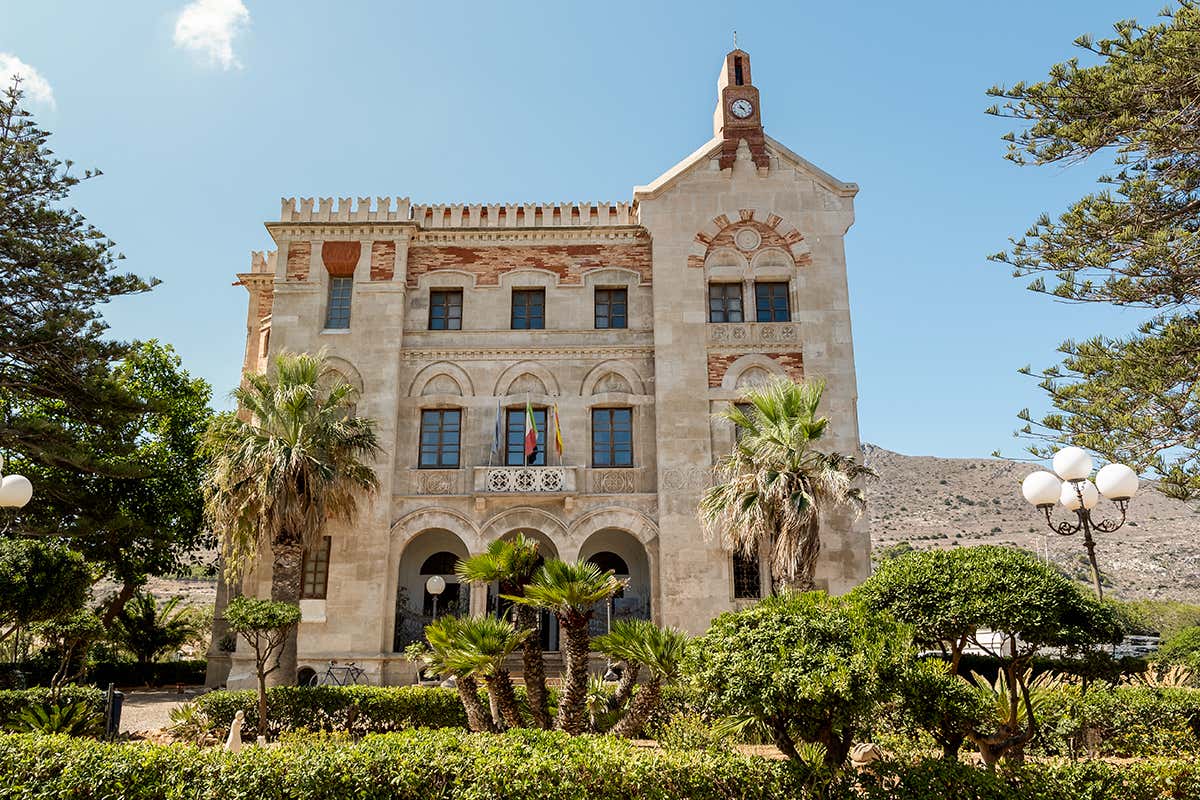 Villa Florio, gioiello ottocentesco che accoglie chi arriva a Favignana, custode dei segreti e dei fasti di una delle più importanti famiglie della storia italiana