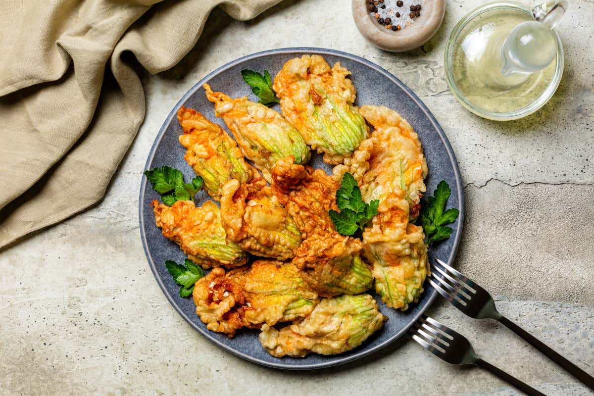 Poche calorie, ricchi di fibre e vitamine: i benefici dei fiori di zucca Poche calorie, ricchi di fibre e vitamine: i benefici dei fiori di zucca