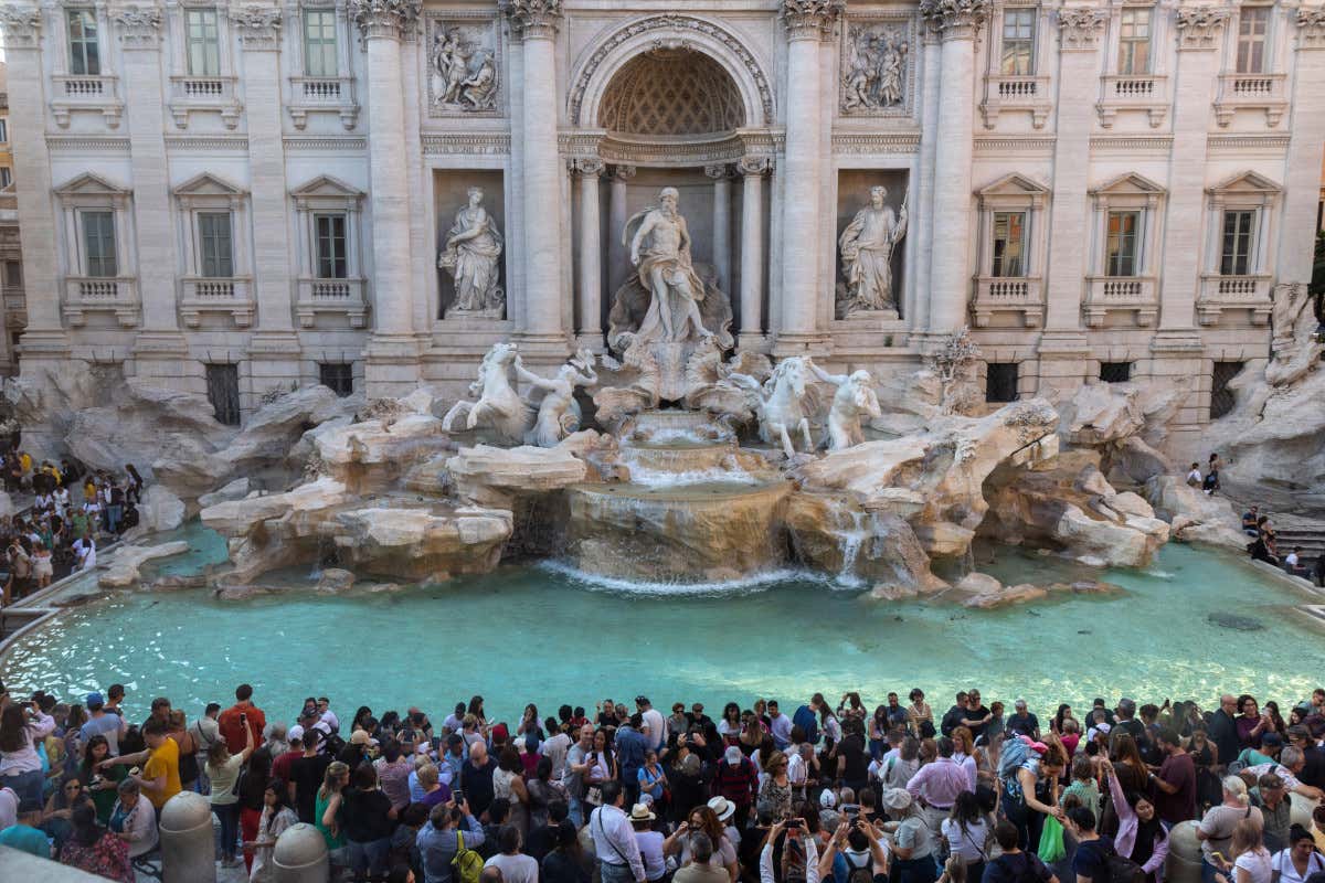 Fontana di Trevi, il biglietto è realtà: per accedere bisognerà pagare 2 euro Fontana di Trevi, il biglietto è realtà: per accedere bisognerà pagare 2 euro
