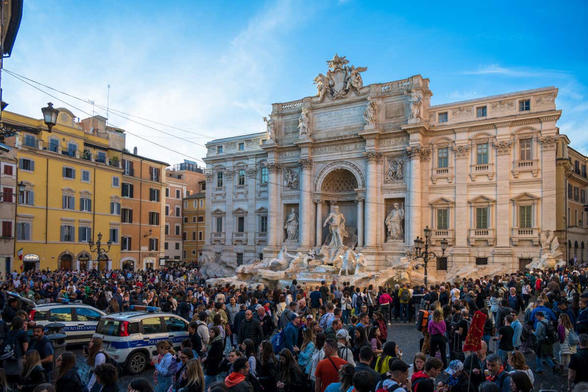 Fontana di Trevi, il biglietto è realtà: per accedere bisognerà pagare 2 euro Fontana di Trevi, il biglietto è realtà: per accedere bisognerà pagare 2 euro
