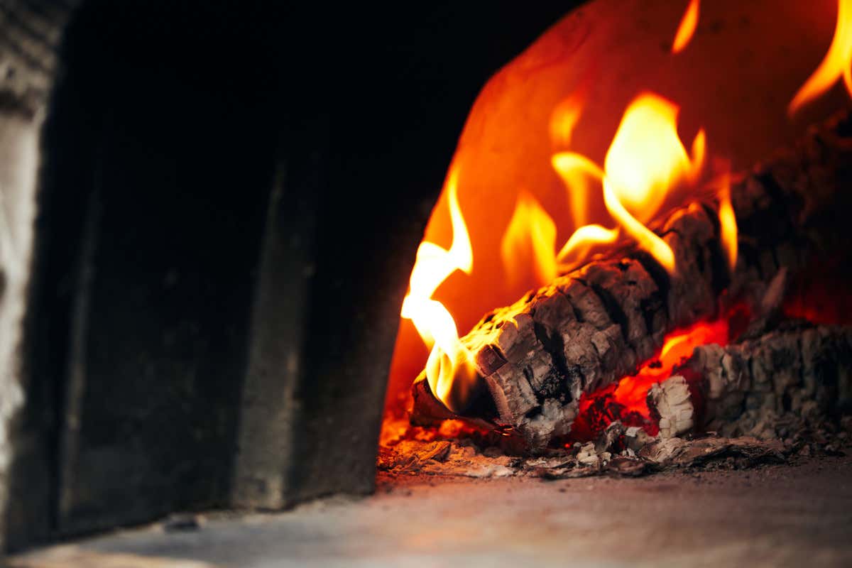 Pizzerie e inquinamento: l’accensione del forno a legna è la fase più critica