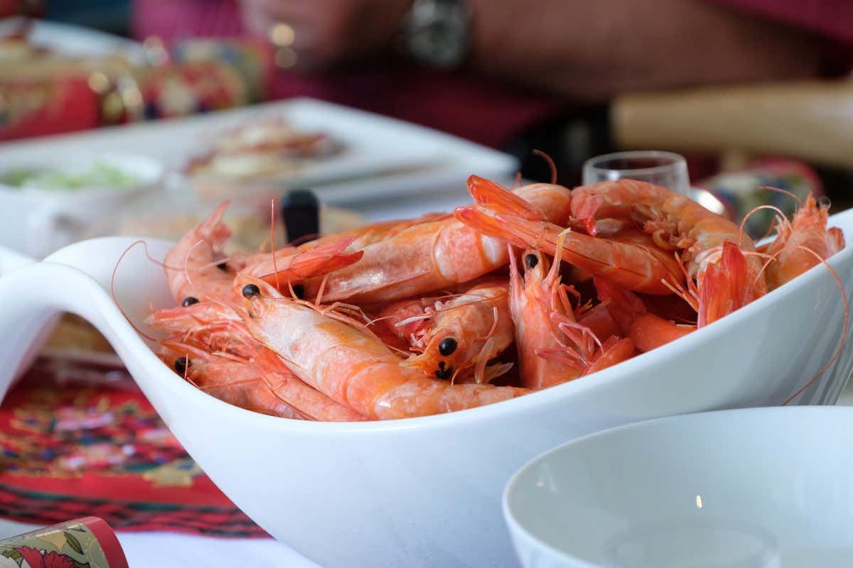 Natale 2025 a due velocità: rincari selettivi sul pesce, ribassi su latte e riso