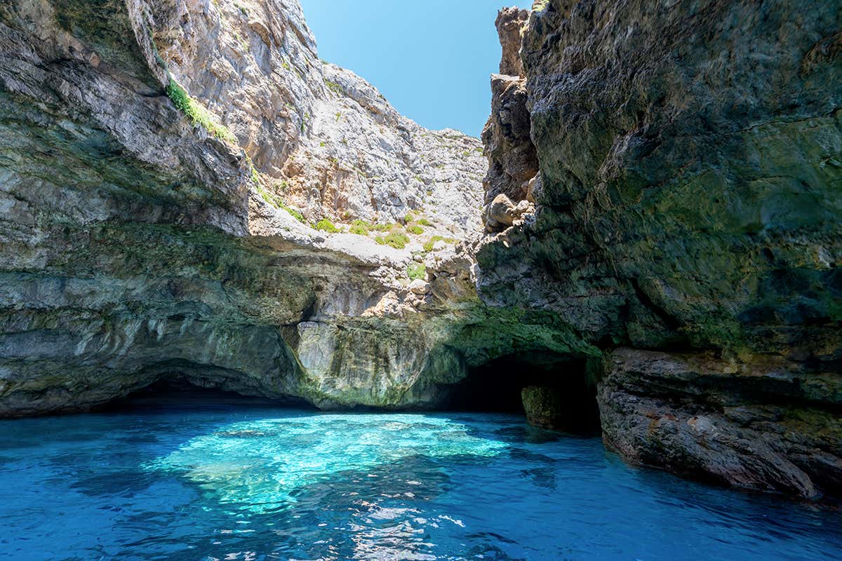L'nterno di una delle oltre quattrocento grotte marine di Marettimo