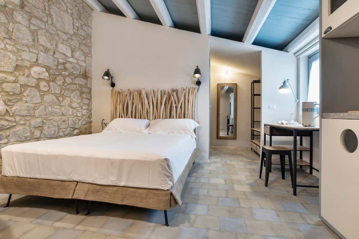 Hotel senza porta del bagno: quando il risparmio entra nelle camere ed esce la privacy