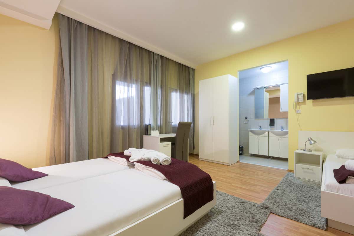 Hotel senza porta del bagno: quando il risparmio entra nelle camere ed esce la privacy