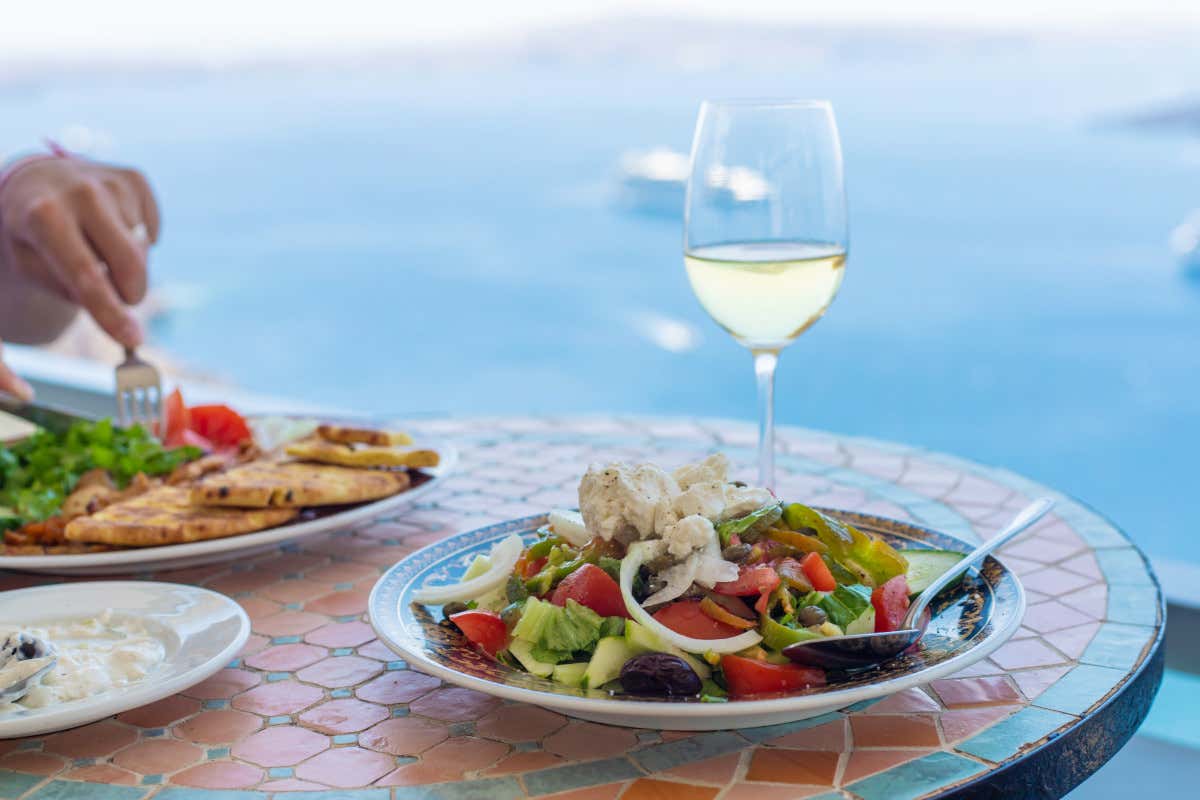 Bere poco, vivere meglio: un bicchiere di vino al giorno protegge cuore, cervello e umore Bere poco, vivere meglio: un bicchiere di vino al giorno protegge cuore, cervello e umore