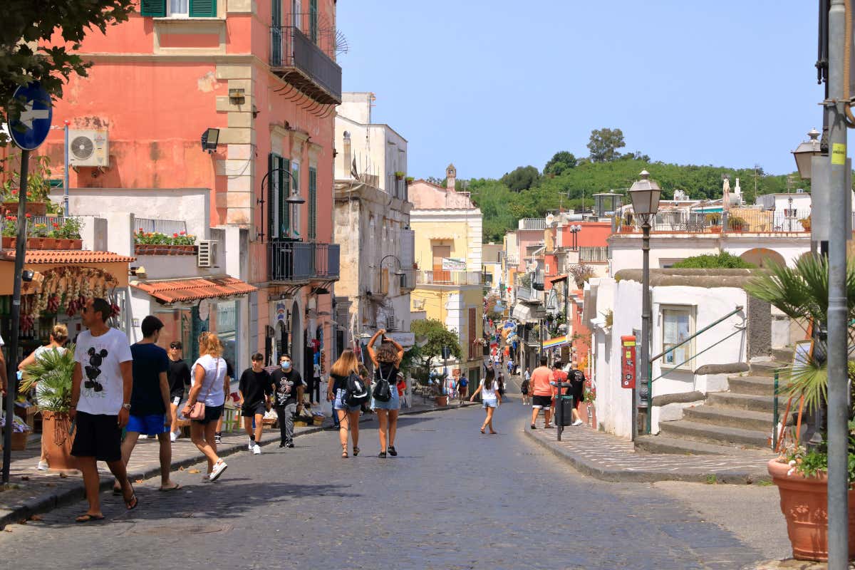 Overtourism, scattano le ordinanze anti-petulanza e lo stop ai “buttadentro”