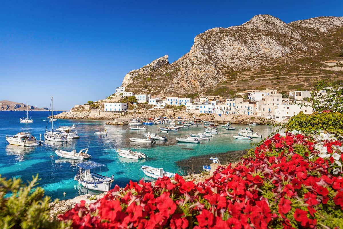 L’isola del silenzio e della quiete: il piccolo borgo di Levanzo si specchia in un mare cristallino