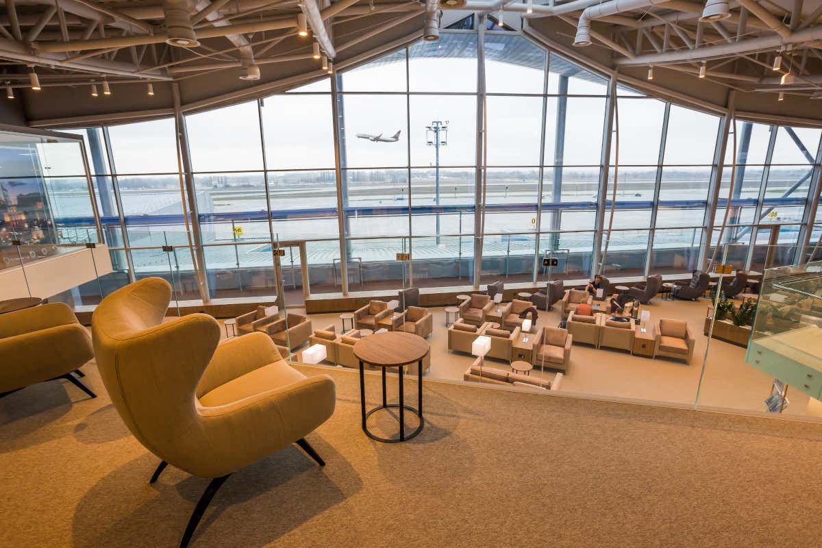 Ingressi nelle lounge in aeroporto: American Express stringe ancora