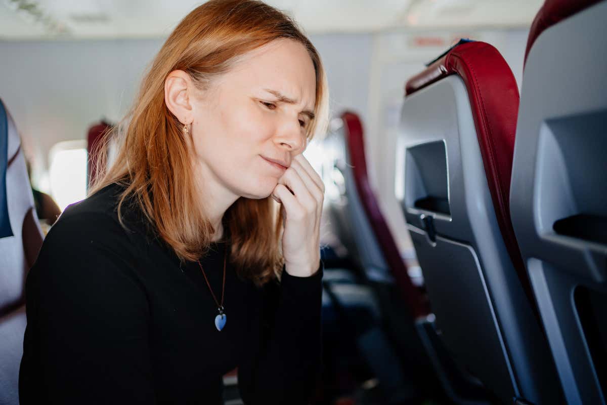 Viaggiare in aereo senza rischi per i denti: consigli per proteggere la salute orale