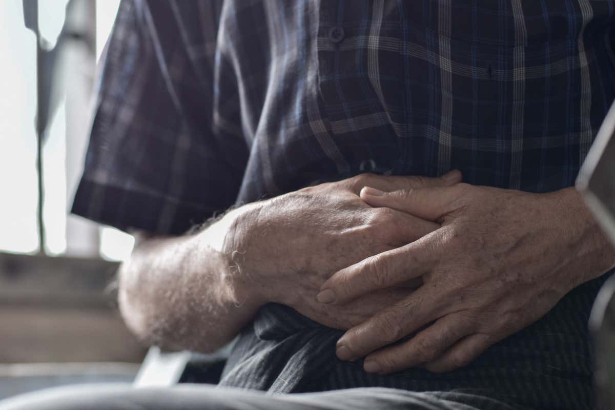 Reflusso, gonfiore e stitichezza: perché aumentano con l’età