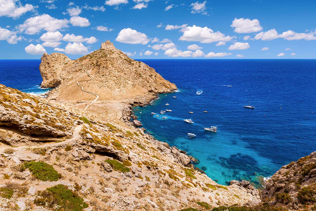 Il Castello di Punta Troia, un’antica fortezza normanna che domina un promontorio a picco sul Mediterraneo