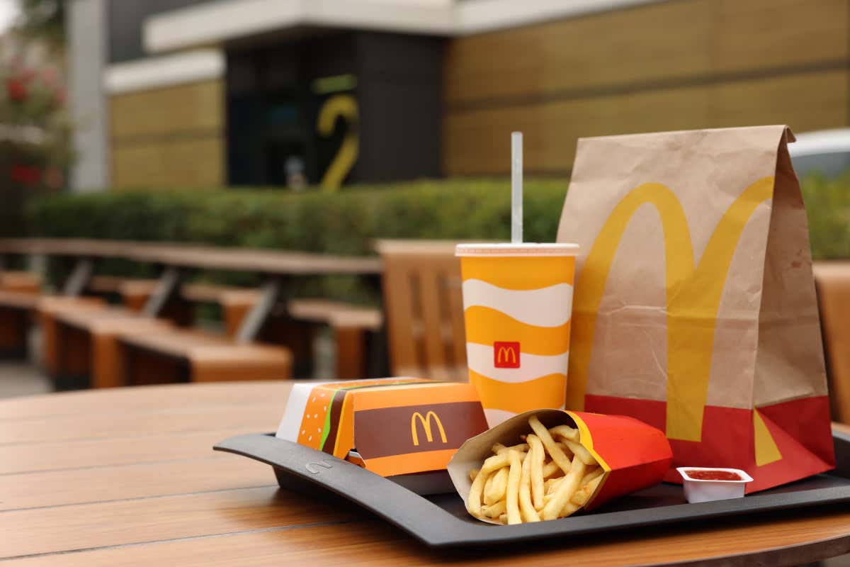 Catene come McDonald’s hanno rilanciato menu convenienza, offerte digitali e programmi fedeltà per riportare clienti nei locali