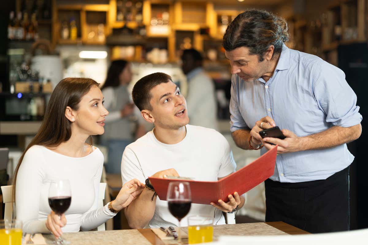 Il nuovo principio è chiaro: ciò che viene scritto sul menu deve corrispondere esattamente a ciò che entra in cucina
