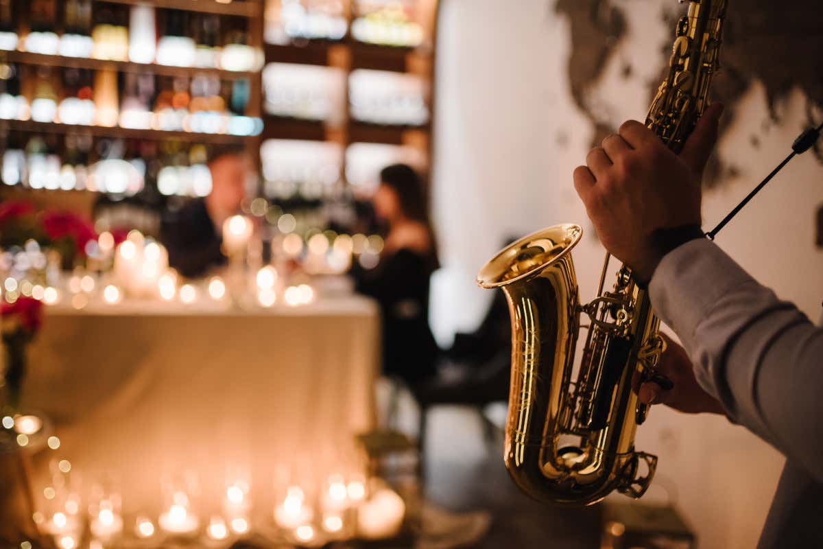 Molto più di un sottofondo: il 60% degli italiani sceglie il locale anche per la musica