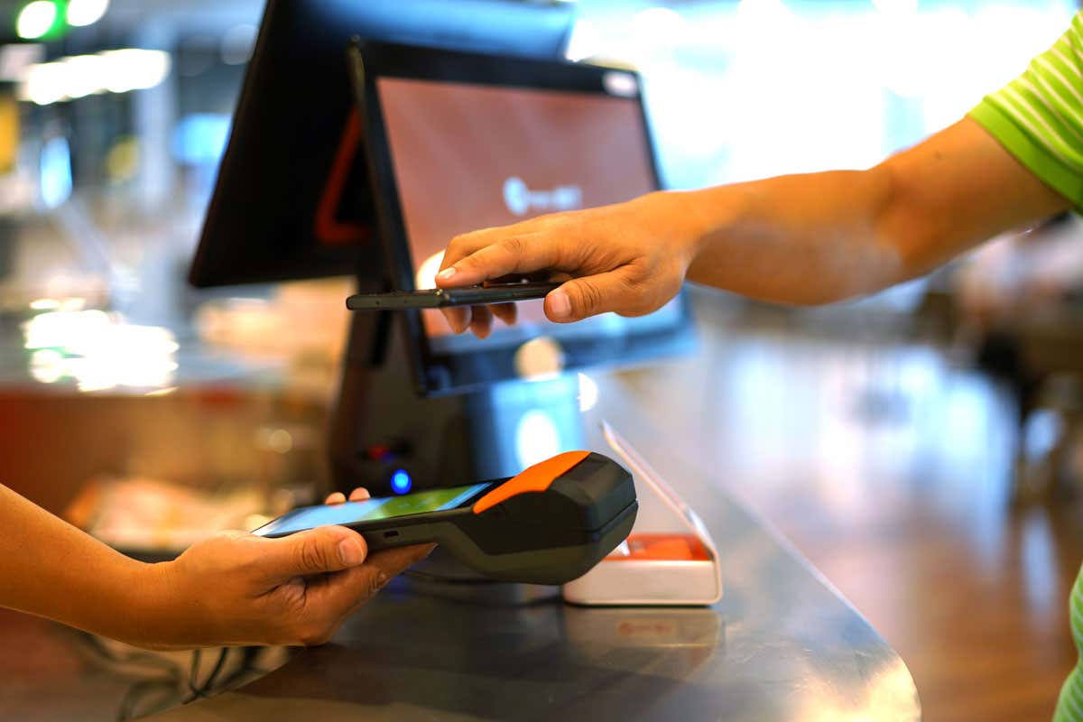 Carte in tavola, ristorazione sempre più cashless: quasi un pagamento su 2 è digitale Carte in tavola, ristorazione sempre più cashless: quasi un pagamento su 2 è digitale