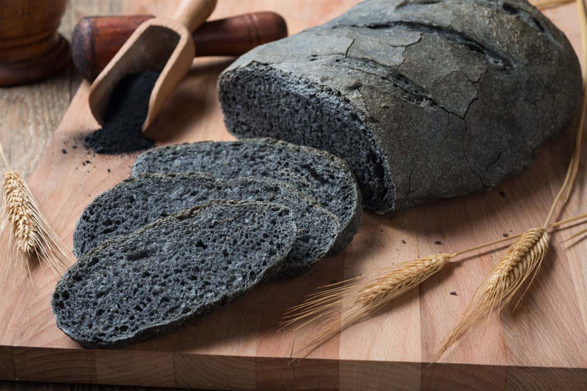 Il “pane nero” al carbone vegetale: tra moda, regole e miti da sfatare