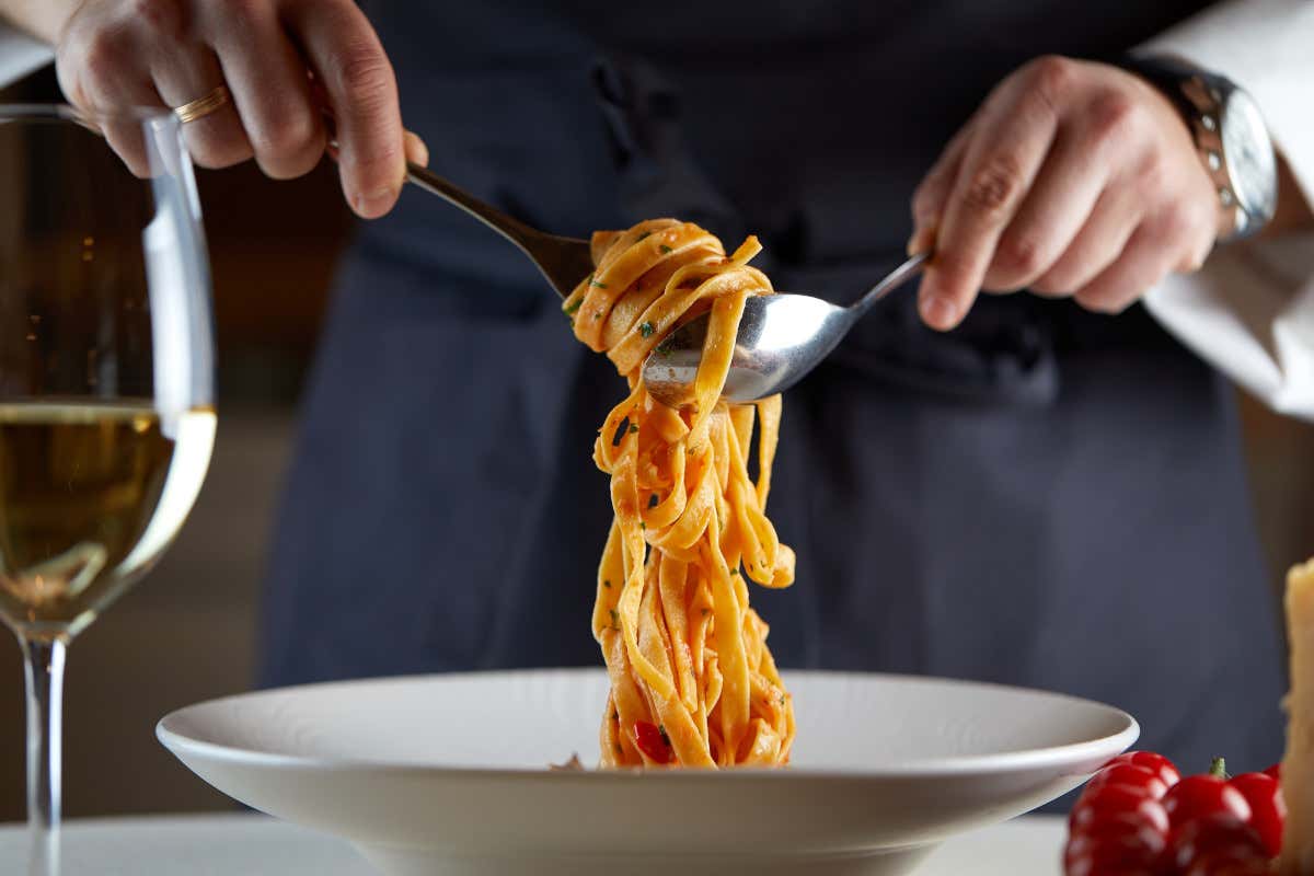 Come si lavora negli hotel e nei ristoranti di Dubai durante la guerra 