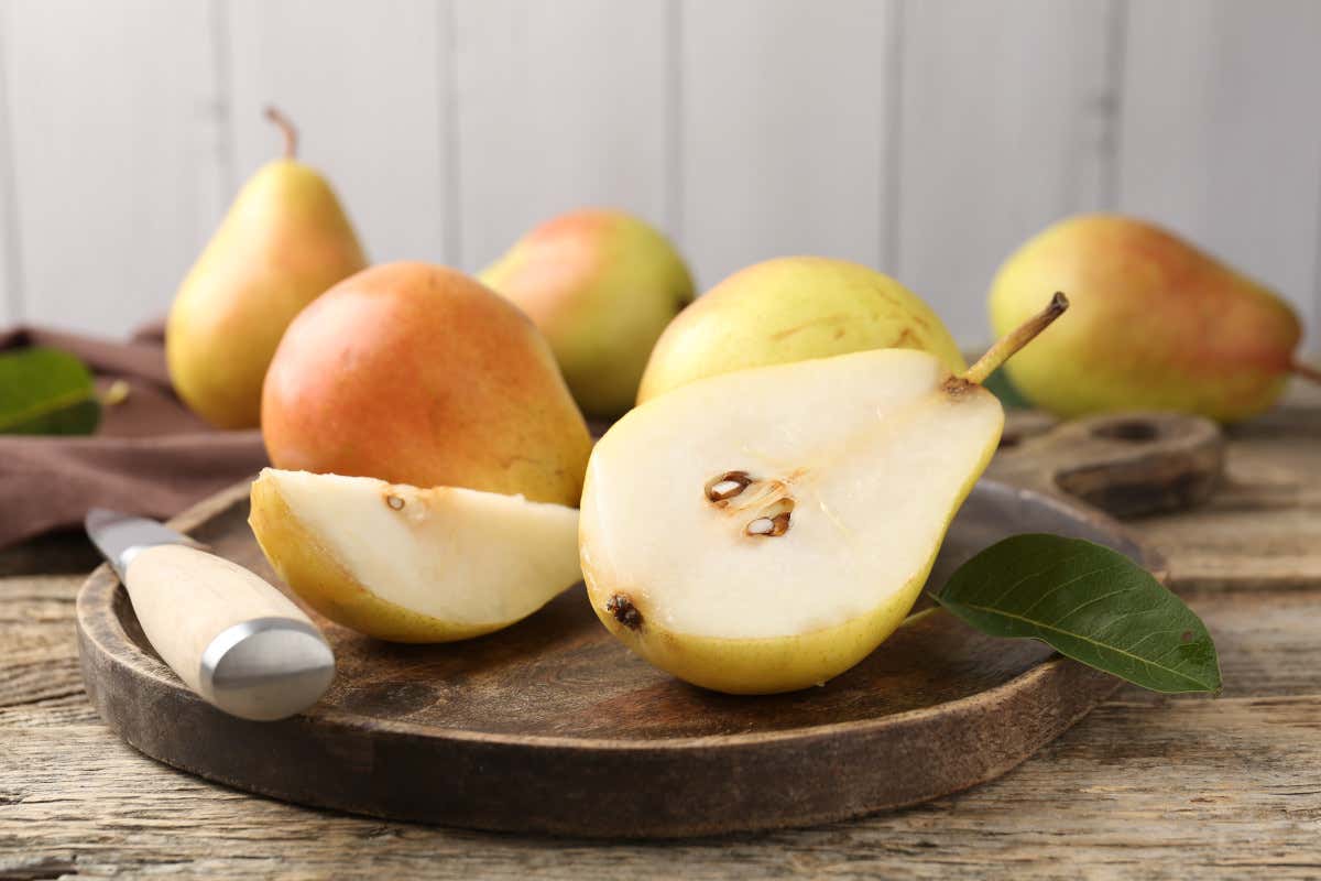 Pera, frutto versatile e ricco di fibre: proprietà e benefici per la salute Pera, frutto versatile e ricco di fibre: proprietà e benefici per la salute