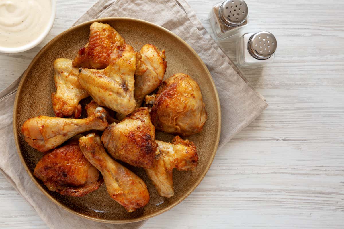 Il pollo vince sempre: la vera etichetta è non fare disastri Il pollo vince sempre: la vera etichetta è non fare disastri