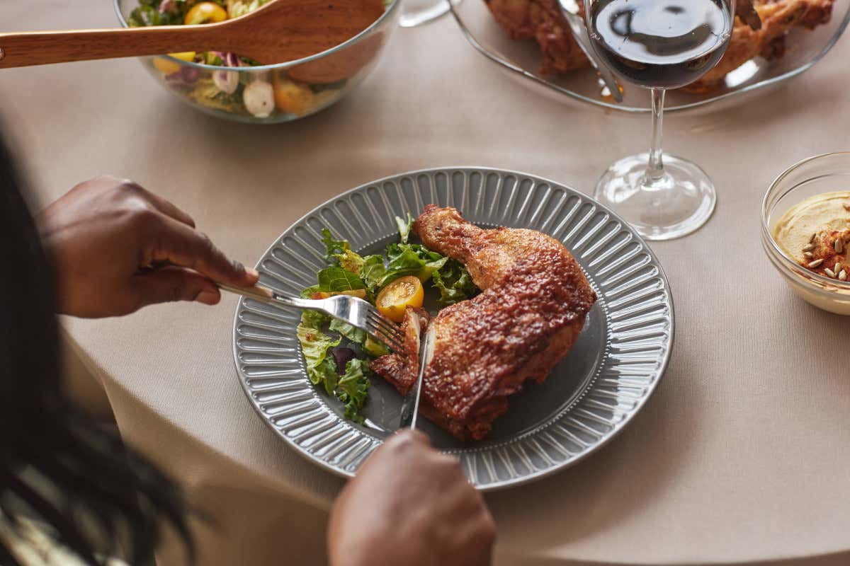 Il pollo vince sempre: la vera etichetta è non fare disastri Il pollo vince sempre: la vera etichetta è non fare disastri