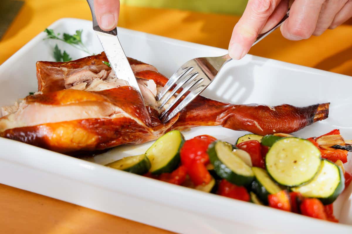 Il pollo vince sempre: la vera etichetta è non fare disastri Il pollo vince sempre: la vera etichetta è non fare disastri