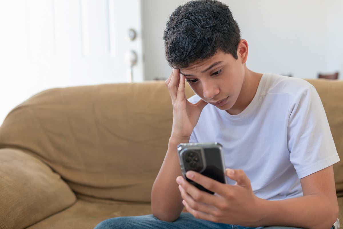 Francia e Spagna vogliono regolamentare l'uso dello smartphone ai minori