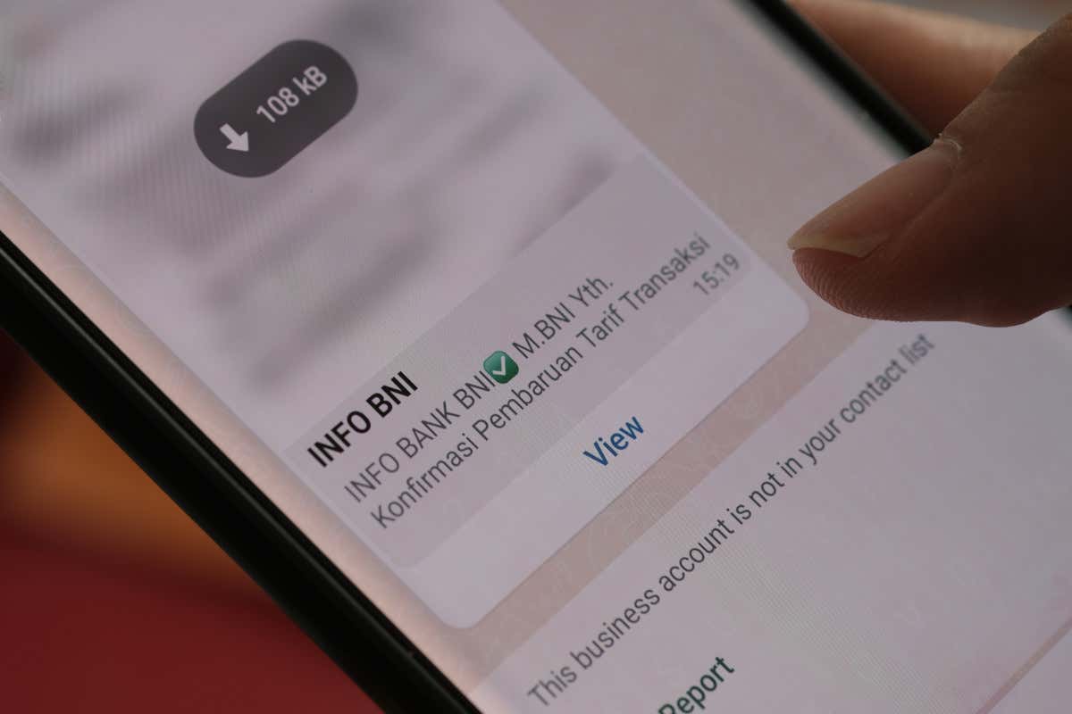 La truffa delle prenotazioni cambia strategia: il messaggio su WhatsApp usa dati reali