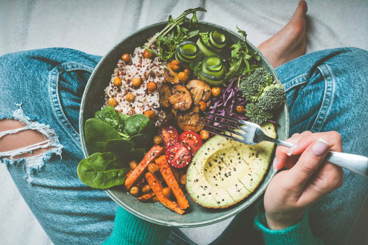 il 7,2% degli italiani segue un’alimentazione vegetariana mentre il 2,3% adotta uno stile di vita vegano Vegetariani e vegani in calo in Italia ma influenzano le tendenze food il 7,2% degli italiani segue un’alimentazione vegetariana mentre il 2,3% adotta uno stile di vita vegano Vegetariani e vegani in calo in Italia ma influenzano le tendenze food