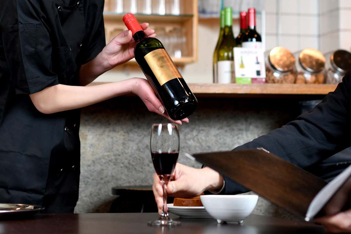 Chi decide davvero il prezzo del vino al ristorante? Numeri, ricarichi e nuove regole