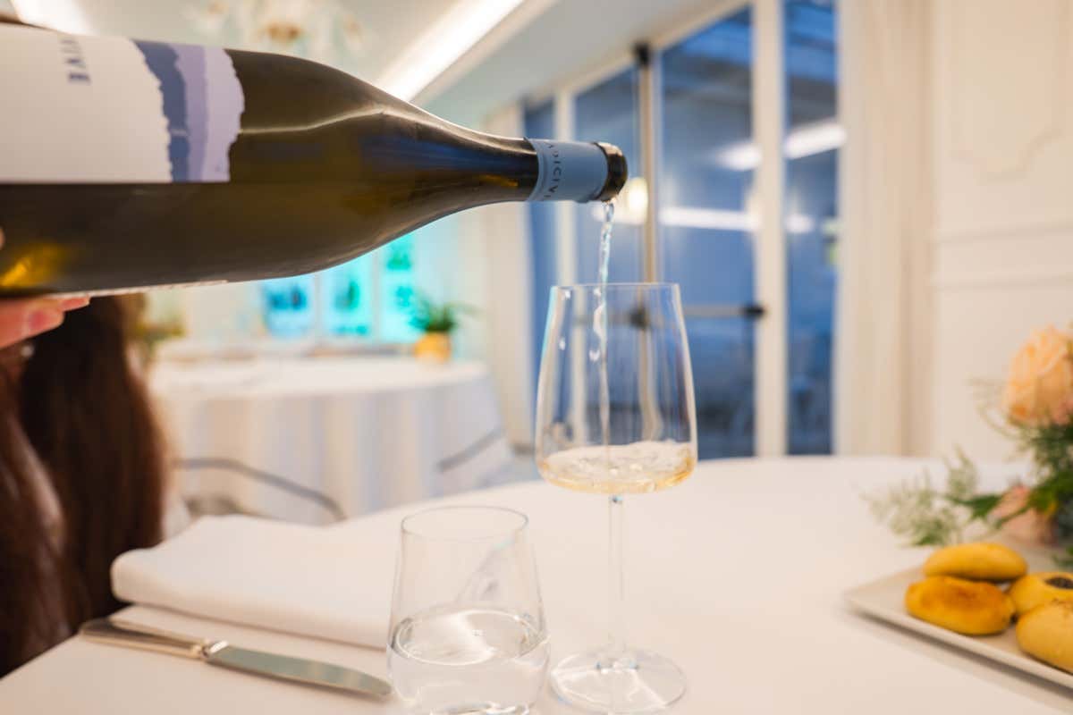 Chi decide davvero il prezzo del vino al ristorante? Numeri, ricarichi e nuove regole Chi decide davvero il prezzo del vino al ristorante? Numeri, ricarichi e nuove regole