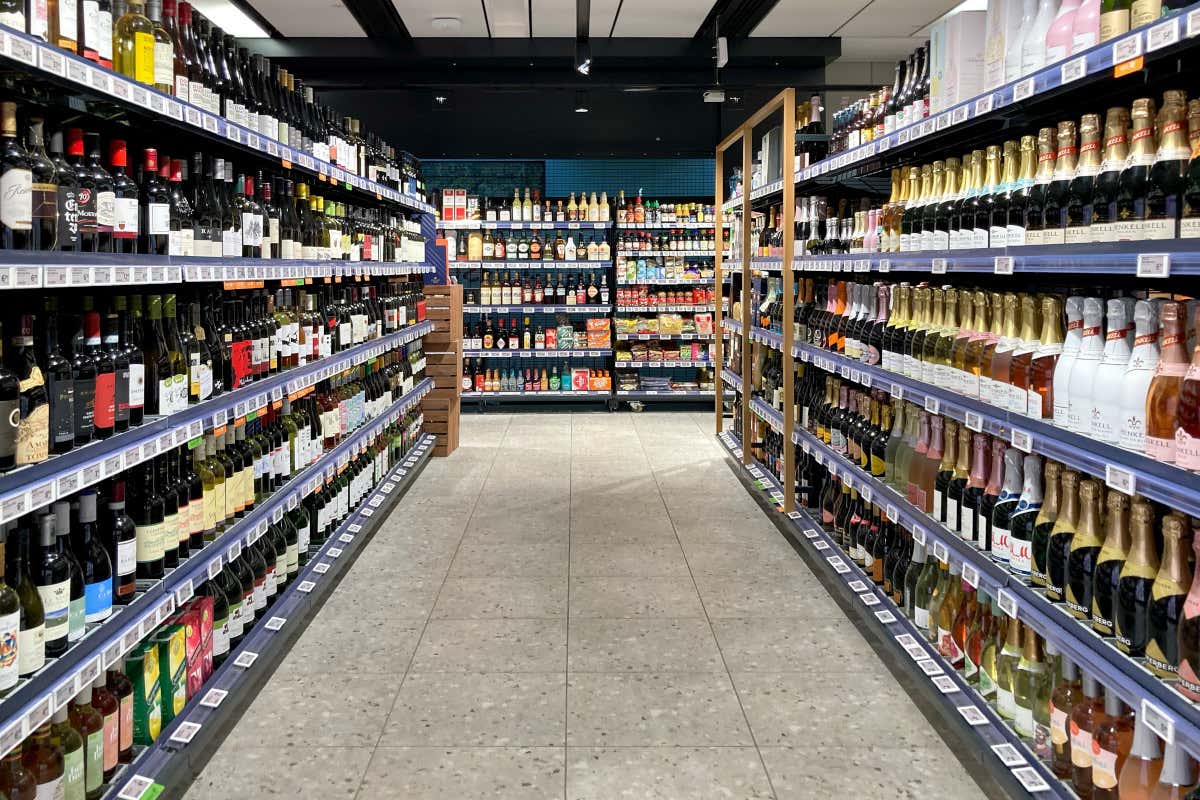 Vino al supermercato: calano i volumi, ma regge il valore. Svolta premium nel 2025