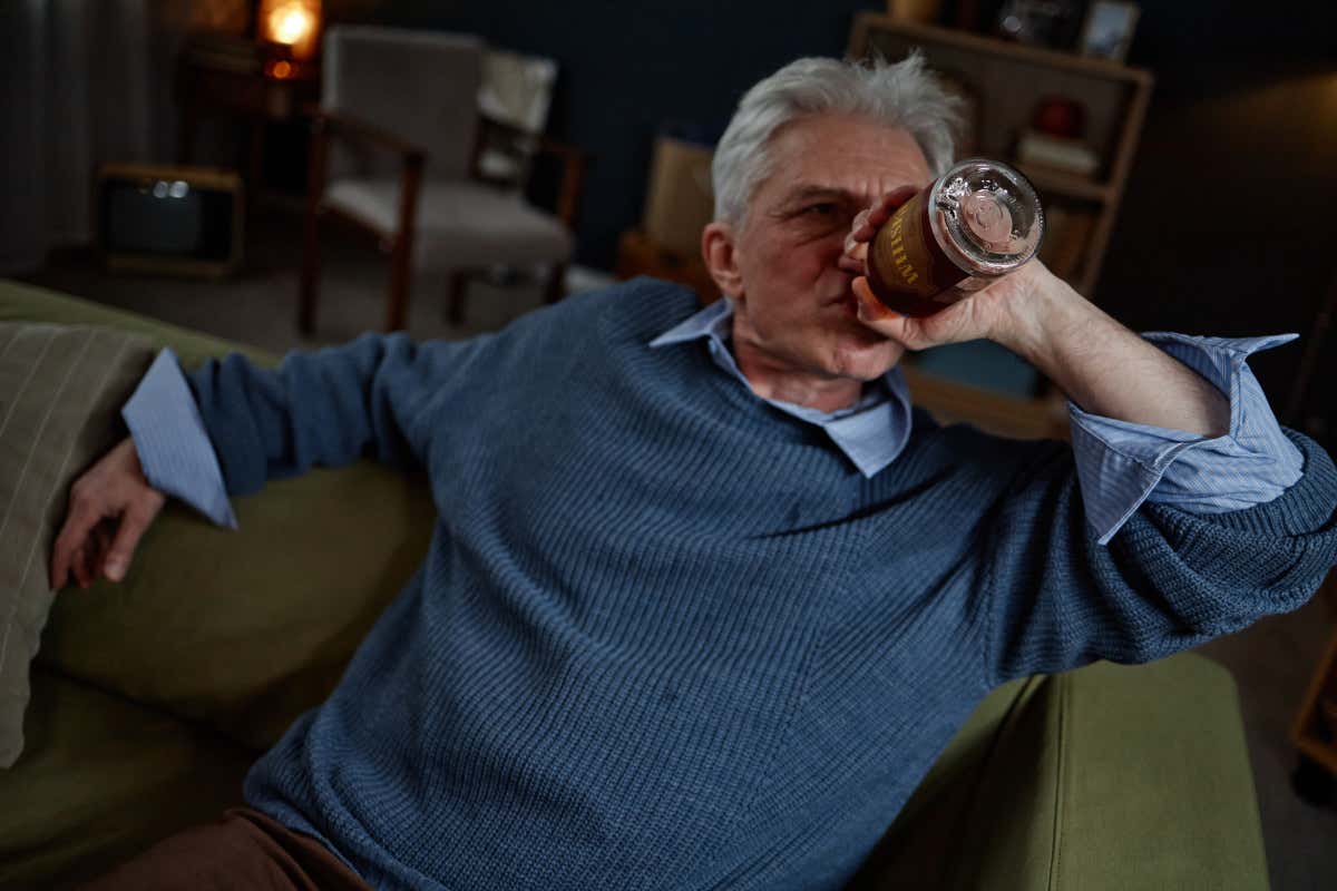 Più di 8 milioni di italiani bevono troppo alcol. E la metà di loro si “abbuffa”