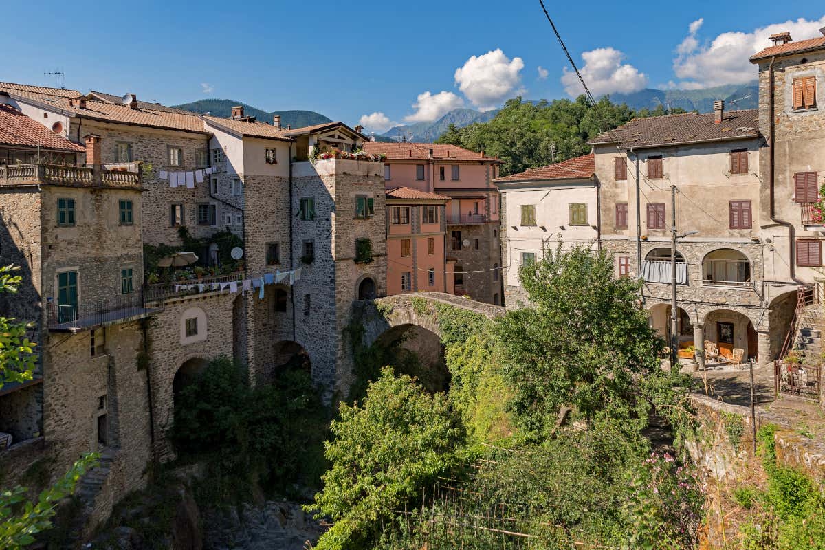 Da La Spezia verso l'appenino apuano: tra mare, borghi incantati e tesori nascosti Da La Spezia verso l'appenino apuano: tra mare, borghi incantati e tesori nascosti