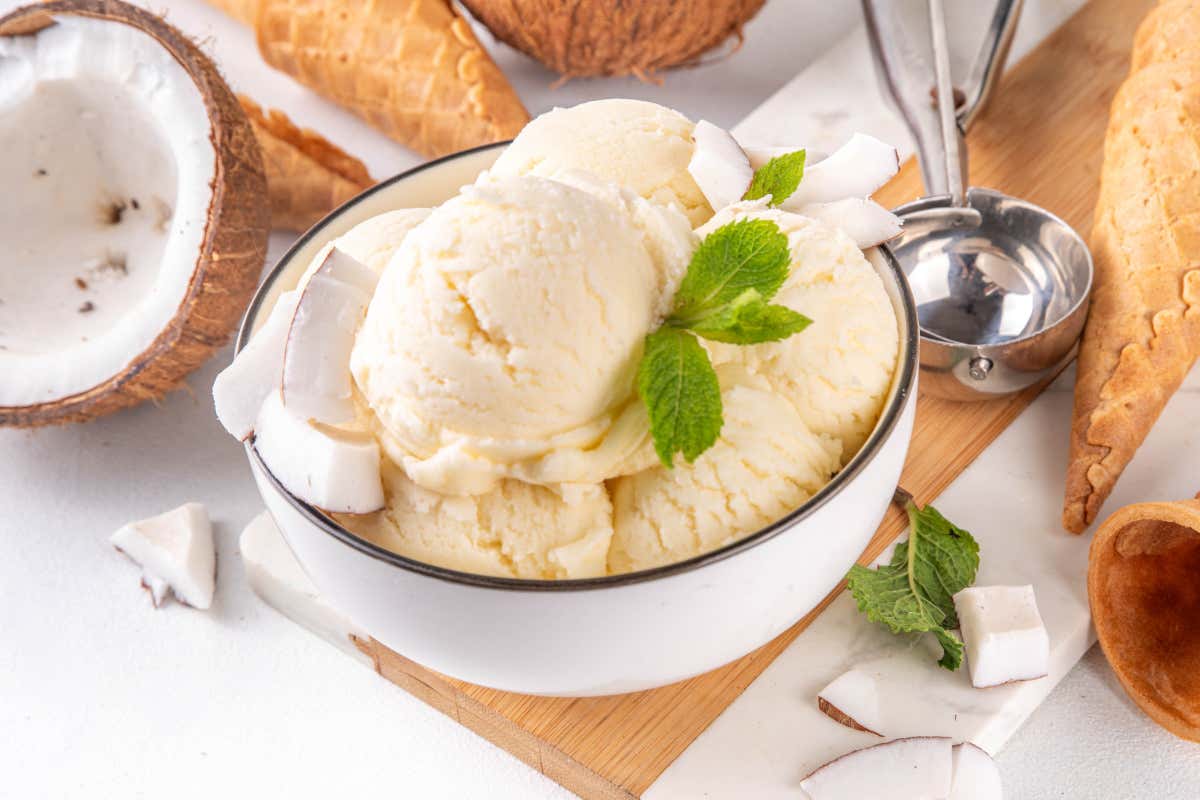 Nella gelateria, soprattutto vegana, la capacità dell'olio di cocco di passare rapidamente da solido a liquido consente di intervenire direttamente sulla gestione dei cristalli di ghiaccio